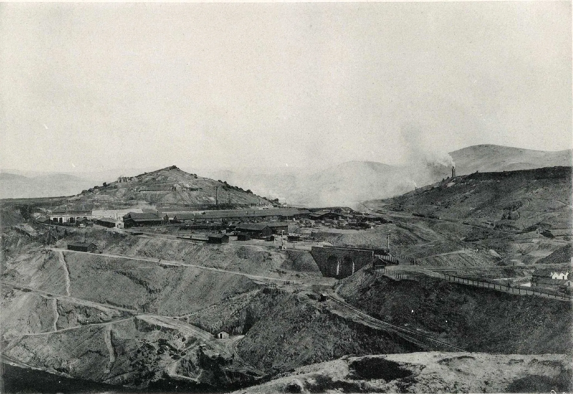 Black-and-white photograph of the industrial installations at the Riotinto mines, Huelva, 1892