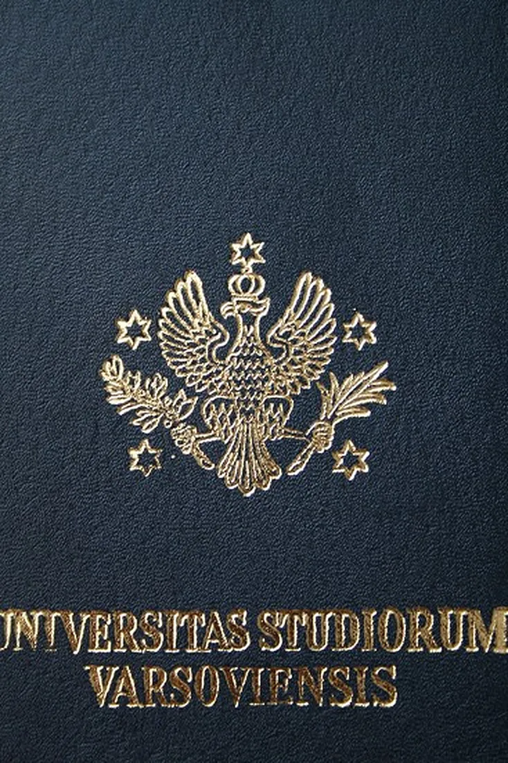 Gold eagle emblem and the words Universitas Studiorum Varsoviensis on a dark cover
